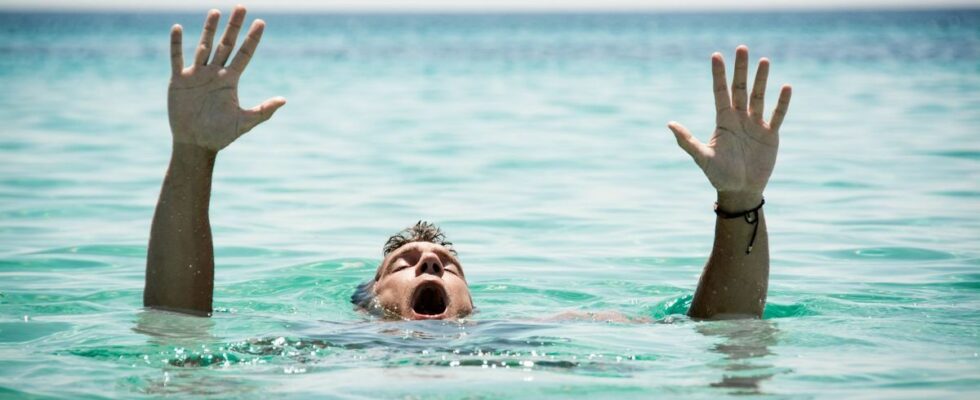 Swimming how to react when you are in difficulty in