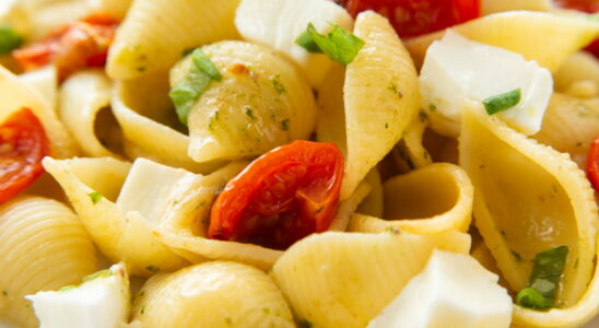 This easy recipe for warm pasta with tomato and mozzarella