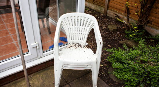 This method works very well for cleaning plastic garden furniture