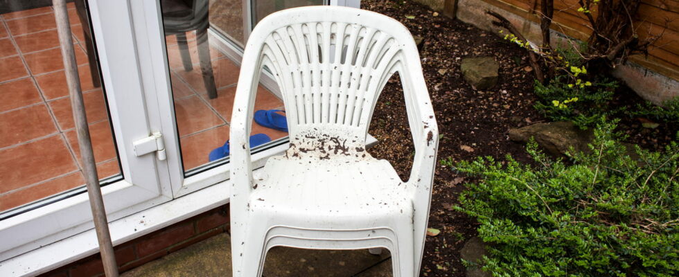 This method works very well for cleaning plastic garden furniture