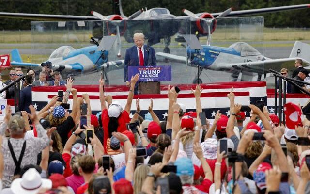 Trumps first rally after the assassination attempt Secret Services bulletproof