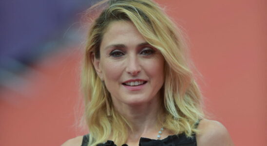 At 52 Julie Gayet has found the perfect blonde balayage