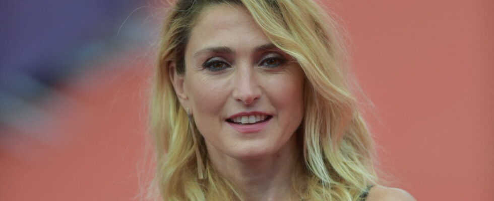 At 52 Julie Gayet has found the perfect blonde balayage