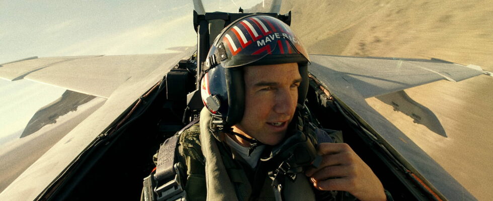 Did Tom Cruise really fly planes for the film