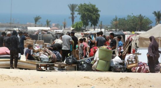 Displaced people from the humanitarian zone battered by bad weather