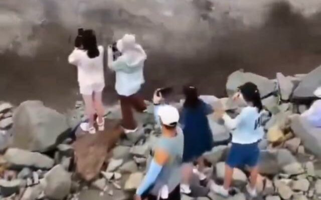 Frightening images from China Waves dragged people from between cliffs