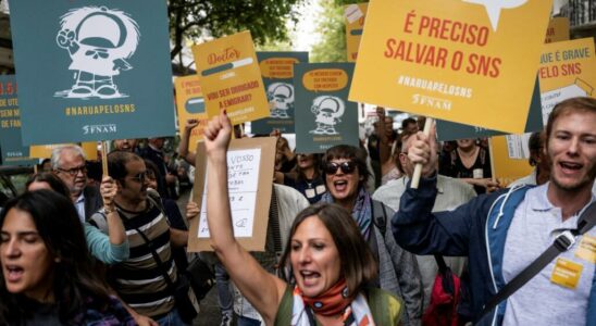 Hospital doctors and nurses strike to demand better wages