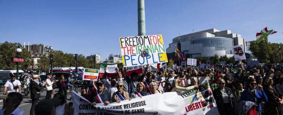 Hundreds of protesters in Paris in support of Iranian women