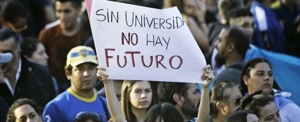 In Argentina teachers demonstrate suffocated by budgetary austerity