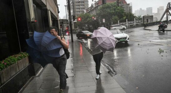 In China Shanghai faces the most violent typhoon since 1949