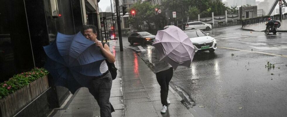 In China Shanghai faces the most violent typhoon since 1949