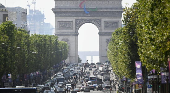 LIVEParis Olympic Games Parade Riner Dupont Marchand Follow the champions