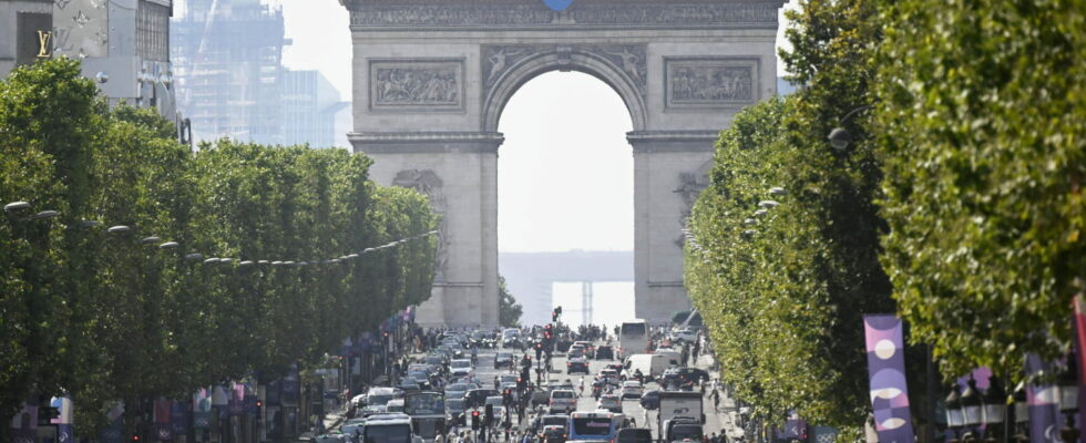 LIVEParis Olympic Games Parade Riner Dupont Marchand Follow the champions