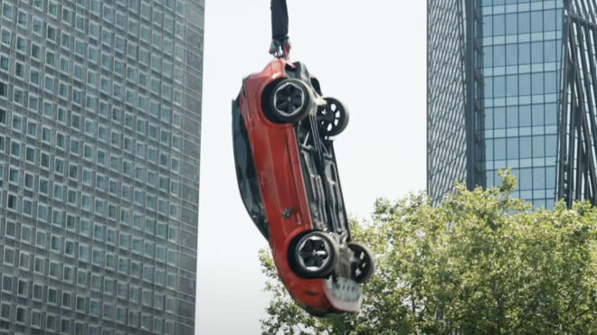 New Nissan Qashqai bungee jumps Video