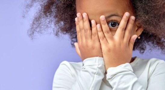 Shy child 3 strategies to support them without hindering their