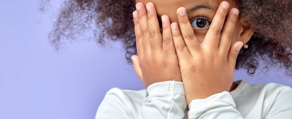 Shy child 3 strategies to support them without hindering their