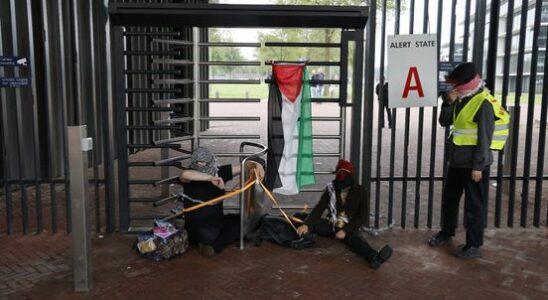 Soldiers booed during demonstration at Utrecht Kromhout Barracks People are