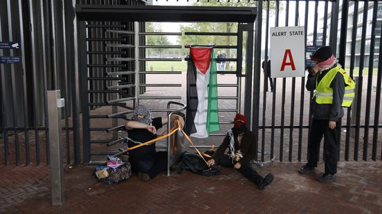 Soldiers booed during demonstration at Utrecht Kromhout Barracks People are