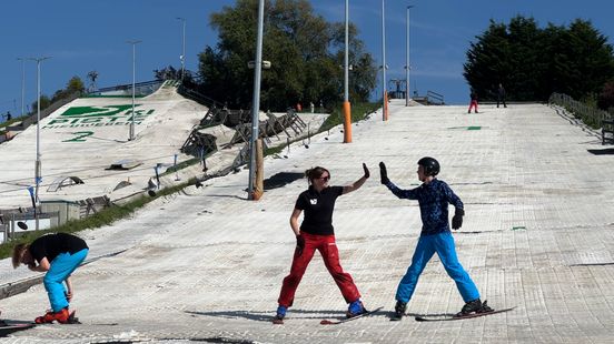 Sunny first ski lesson for children with disabilities in Nieuwegein