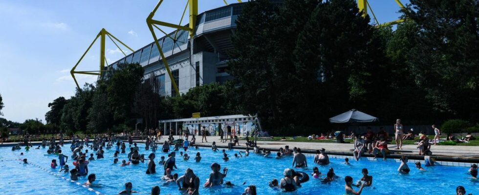 Swimming topless in the pool German women are still chilly