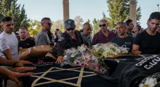 The dead officer was seen murdered and drinking soda on