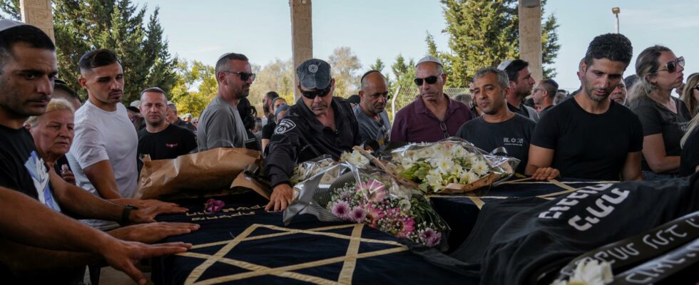 The dead officer was seen murdered and drinking soda on