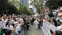 The session of the Mexican Senate was suspended after protesters