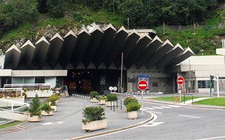 Traffic Gotthard tunnel reopens but Mont Blanc closes