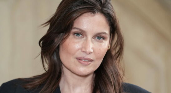 With her dancers pose Laetitia Casta reveals her ultra toned body