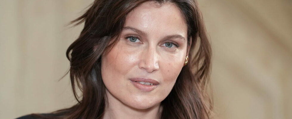 With her dancers pose Laetitia Casta reveals her ultra toned body