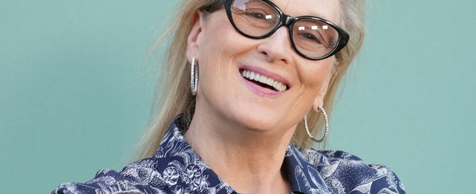 Without makeup and with white hair Meryl Streep pays tribute